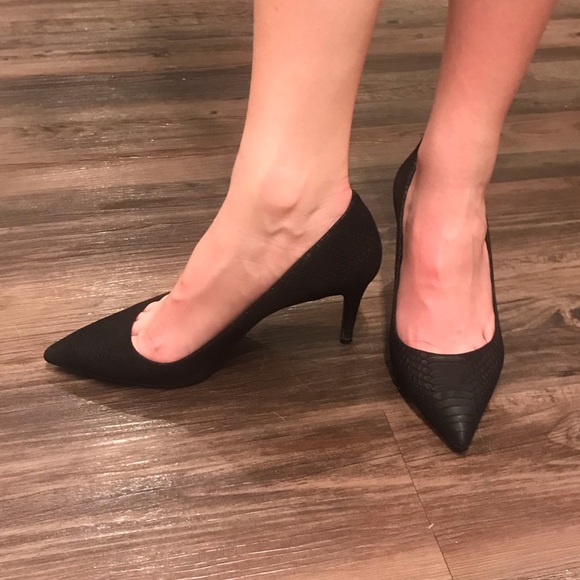 Vince Camuto Black suede snake pump. Size 8 1/2 - Picture 7 of 8